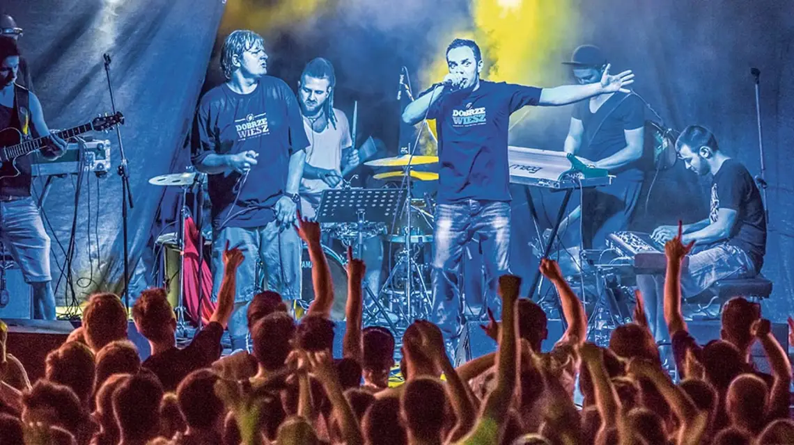 Łona (na zdjeciu z prawej) i Webber (z lewej) z zespołem The Pimps na koncercie w Warszawie, 13 czerwca 2015 r. / ANDRZEJ BOGACZ / FORUM