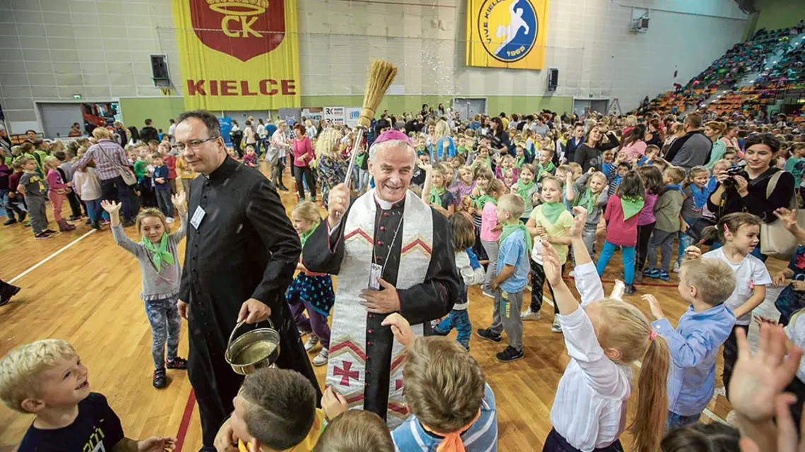 Bp Marian Florczyk święci tornistry pierwszoklasistów, Kielce, wrzesień 2017 r. / PAWEŁ MAŁECKI / AGENCJA GAZETA