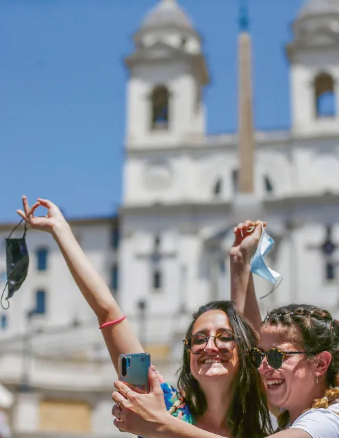 Ostatni poniedziałek czerwca był pierwszym dniem, gdy we Włoszech nie obowiązywał nakaz noszenia maseczek także na wolnym powietrzu. Plac Hiszpański w Rzymie, 28 czerwca 2021 r. / CECILIA FABIANO / LAPRESSE / EAST NEWS