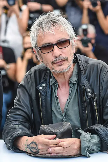 Leos Carax na festiwalu filmowym w Cannes. Francja, 6 lipca 2021 r. / STEPHANE CARDINALE / CORBIS / GETTY IMAGES