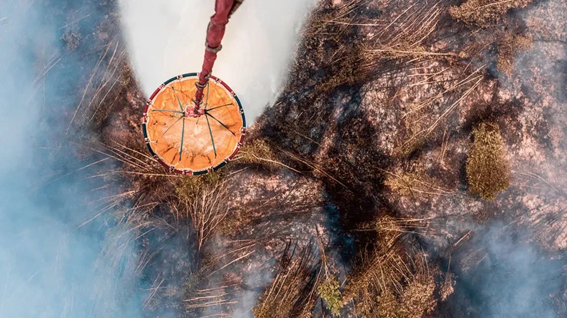 Akcja helikoptera gaśniczego nad płonącym lasem w Palangkaraya na indonezyjskiej części Borneo, 18 września 2019 r. / / ANTON RAHARJO / ANADOLU AGENCY / EAST NEWS