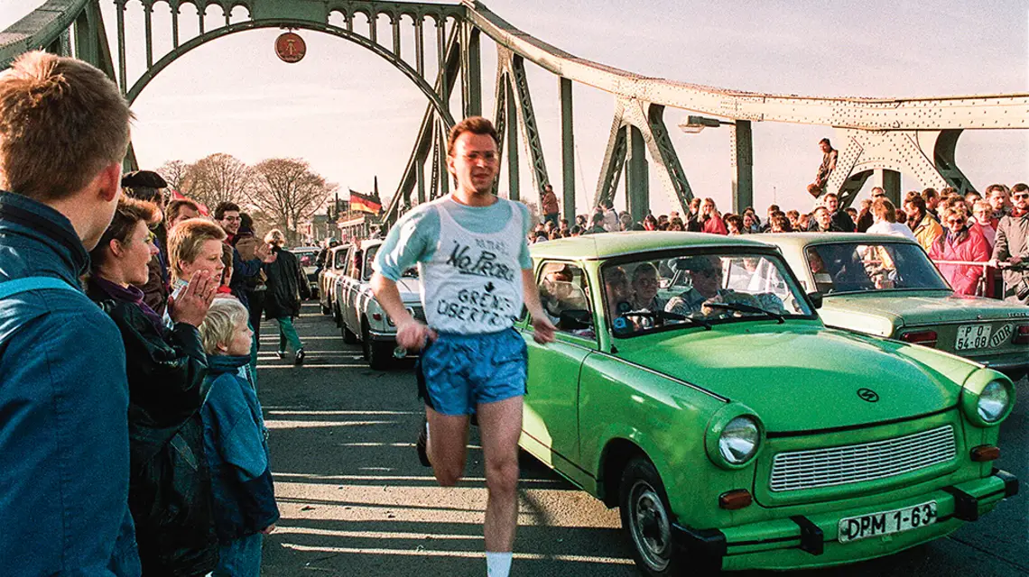 Tłumy na moście Glienicke, łączącym wschodnią i zachodnią część Berlina, w dwa dni po upadku muru. 11 listopada 1989 r. / GERARD MALIE / EAST NEWS