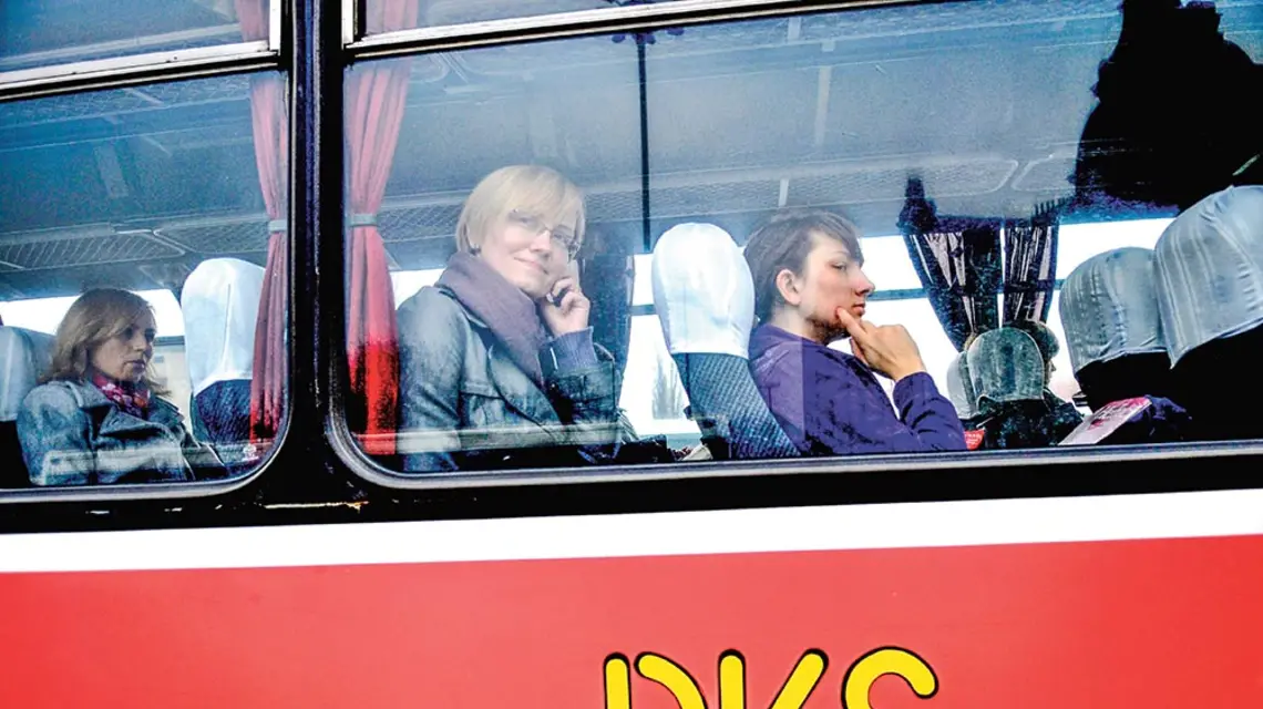 Jedną z przedwyborczych obietnic PiS-u jest przywrócenie międzymiastowych połączeń autobusowych. Na zdjęciu: na starym dworcu PKS w Łodzi, 2018 r. / PIOTR KAMIONKA / REPORTER
