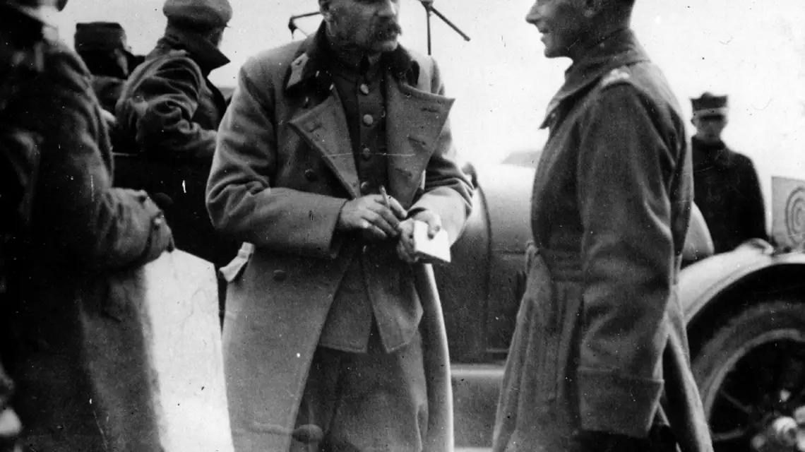Narada przed bitwą nad Niemnem. Marszałek Piłsudski w rozmowie z gen. Edwardem Rydzem-Śmigłym, Żytomierz, wrzesień 1920 r. / fot. Instytut Polski im. Gen. Sikorskiego w Londynie, KARTA / 