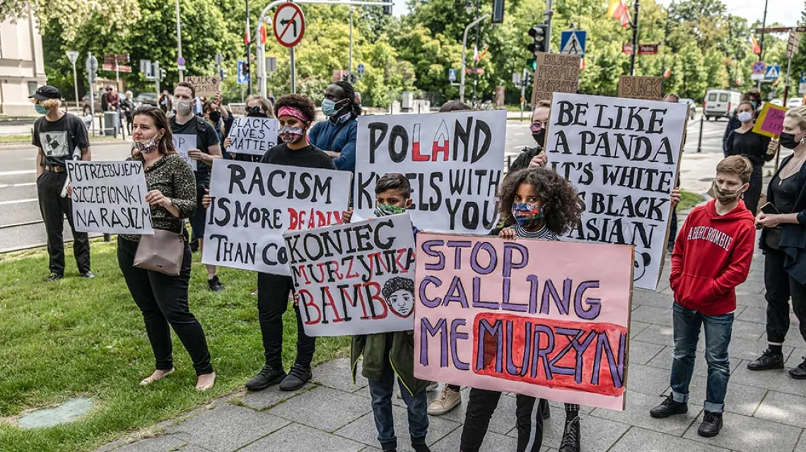 Bianka Nwolisa z transparentem „Stop calling me Murzyn” protestuje wraz z rodzicami i rodzeństwem pod ambasadą USA po śmierci  George’a Floyda.  Warszawa, 4 czerwca 2020 r. / JĘDRZEJ NOWICKI / AGENCJA GAZETA / JĘDRZEJ NOWICKI / AGENCJA GAZETA