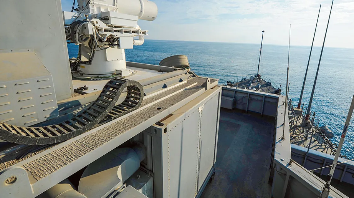 Demonstracja systemu broni laserowej na okręcie USS Ponce, Zatoka Arabska, listopad 2014 r. / JOHN F. WILLIAMS / U.S. NAVY