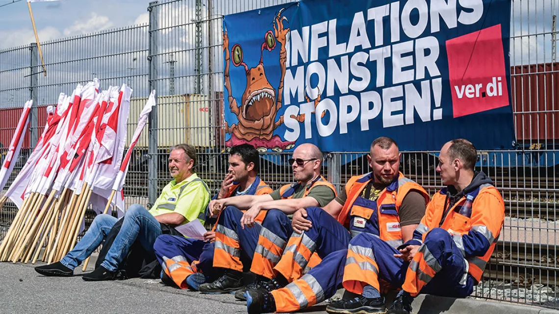 Pracownicy portu w Hamburgu strajkują pod banerem „Zatrzymać potwora inflacji”. 9 czerwca 2022 r. / FABIAN BIMMER / REUTERS / FORUM