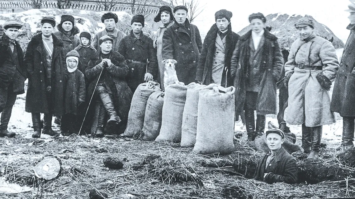 Brygada sowieckich aktywistów na Ukrainie znajduje schowane w ziemi ziarno. Przywódca trzyma długi żelazny pręt używany podczas przeszukań. 1932 r. / CDKFFA UKRAINY IM. H.S. PSZENYCZNOHO