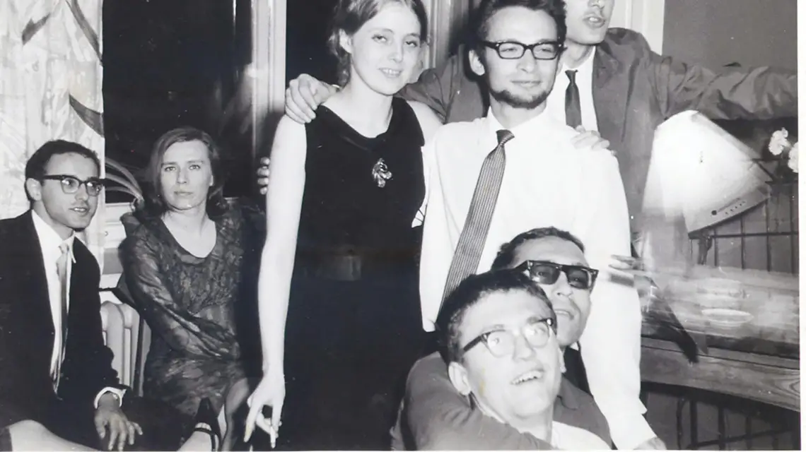 Siedzą z przodu: Jan Tomasz Gross i Aleksander Smolar. Stoją: Irena Grudzińska, Jan Lityński i Adam Michnik. Po lewej: Jan Kofman i Barbara Skowrońska. Warszawa, 1967 r. / Fot. Włodek Kofman