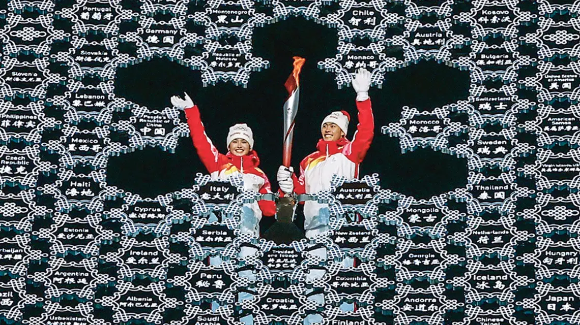 Fakt, że na ceremonii otwarcia olimpiady znicz zapalała także Ujgurka Dinigeer Yilamujiang (z lewej), potraktowano na świecie jako celową chińską prowokację. Pekin, 4 lutego 2022 r. / THE ASAHI SHIMBUN / GETTY IMAGES