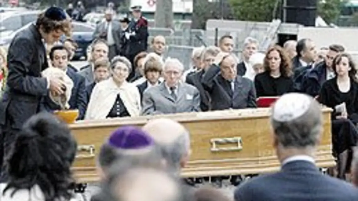 Jonasz Mojżesz Lustiger, stryjeczny prawnuk kardynała, wysypuje do misy stojącej na trumnie ziemię zebraną na Górze Oliwnej i w klasztorze koło Jerycha.
Paryż, piątek 10 sierpnia 2007 r. / Fot. AP – Agencja Gazeta / 