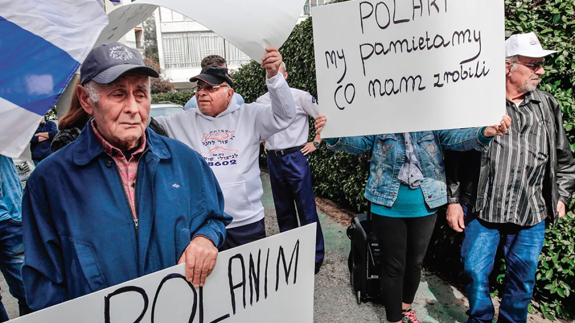 Ocaleni z Holokaustu protestują pod polską ambasadą – po uchwaleniu ustawy o IPN, Tel Awiw, 8 lutego 2018 r. / GIL COHEN-MAGEN / AFP / EAST NEWS
