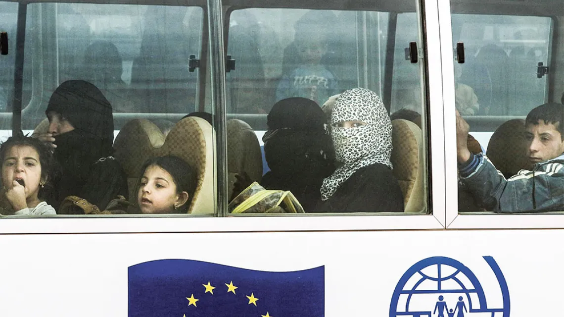 Autobus z syryjskimi uchodźcami w Jordanii, 2016 r. / KHALIL MAZRAAWI / AFP / EAST NEWS