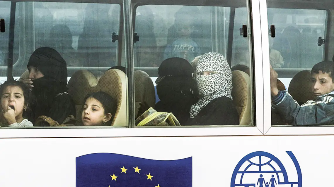 Autobus z syryjskimi uchodźcami w Jordanii, 2016 r. / KHALIL MAZRAAWI / AFP / EAST NEWS