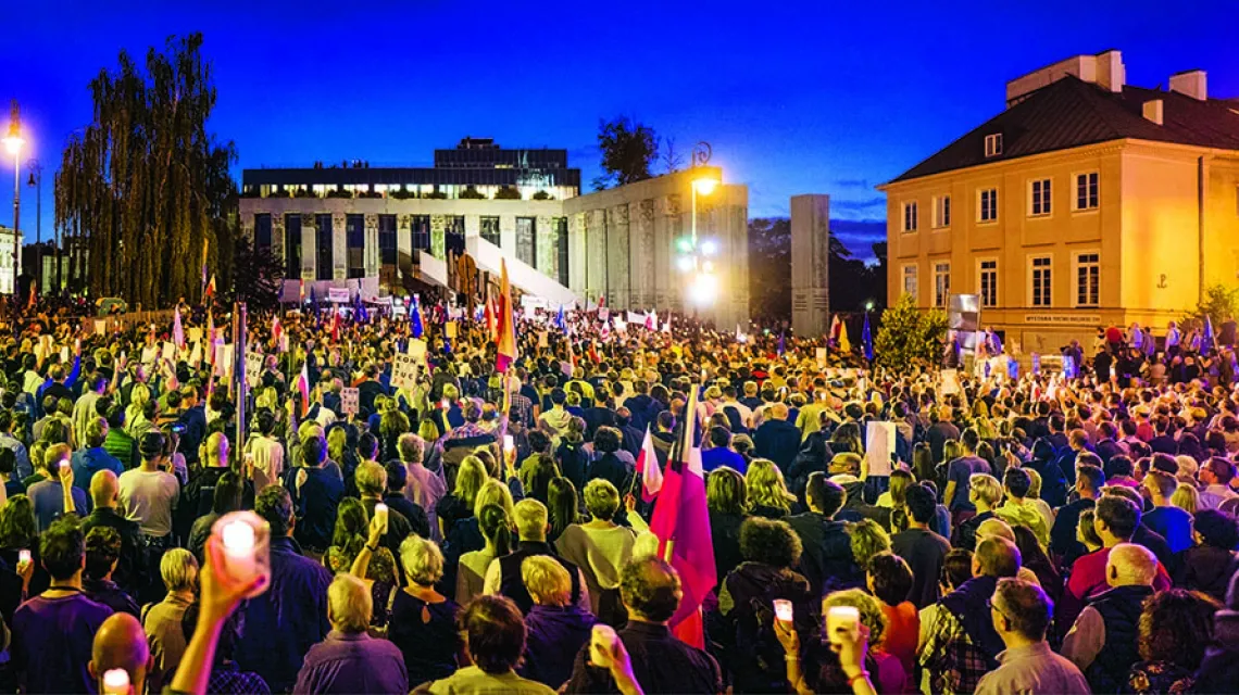 „Łańcuch światła” – demonstracja pod siedzibą Sądu Najwyższego, Warszawa, 3 lipca 2018 r. / WOJCIECH KRYŃSKI / FORUM