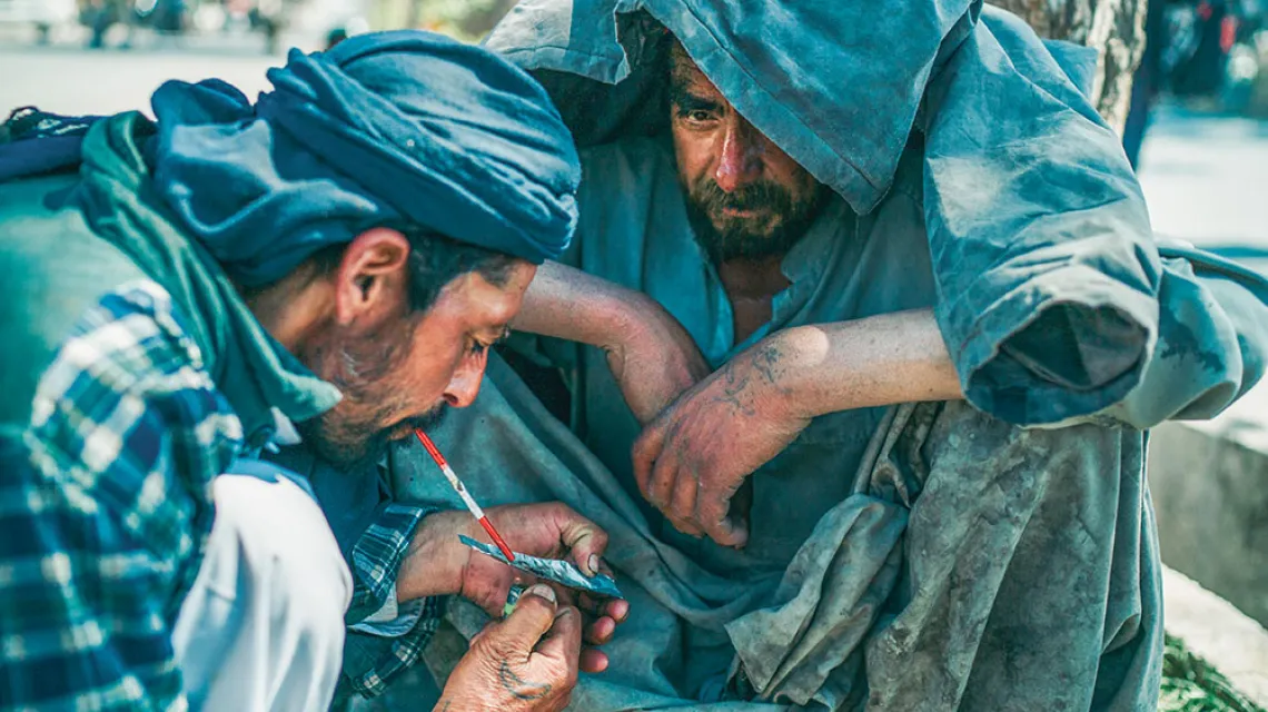 Palacze heroiny w centrum Heratu, zachodni Afganistan, marzec 2020 r. / PAWEŁ PIENIĄŻEK