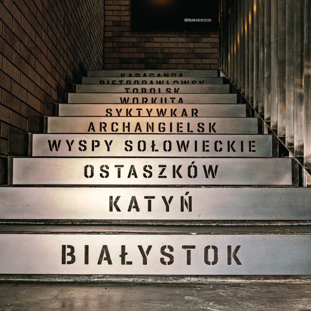 Symboliczne schody prowadzące zwiedzających „na Sybir” / DAWID GROMADZKI / UM BIAŁYSTOK