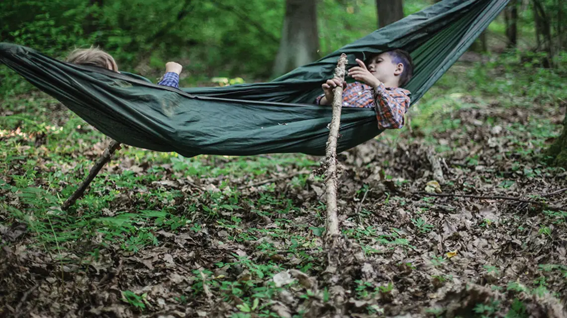Antek i Michał w „Pięknościowie”, ulubionym miejscu do zabawy w lesie koło Sielca w województwie świętokrzyskim. Maj 2018 r. / BARBARA ZAMOŻNIEWICZ / WIELKI ZACHWYT