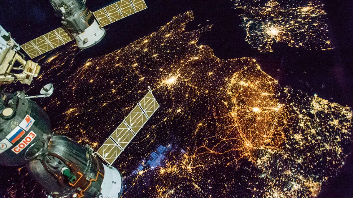 Londyn (na górze po prawej) i Paryż widziane z Międzynarodowej  Stacji Kosmicznej / NASA
