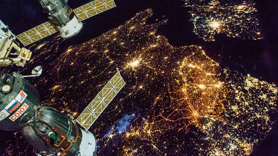 Londyn (na górze po prawej) i Paryż widziane z Międzynarodowej Stacji Kosmicznej / NASA