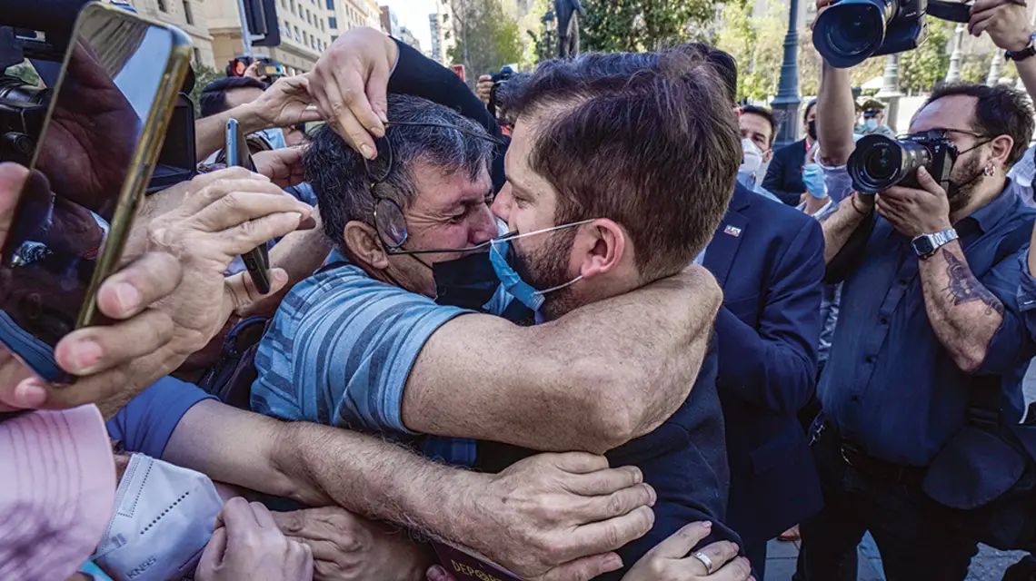 Prezydent elekt Gabriel Boric (po prawej) przyjmuje gratulacje od swoich zwolenników, Santiago, 20 grudnia 2021 r. / ESTEBAN FELIX / AP / EAST NEWS