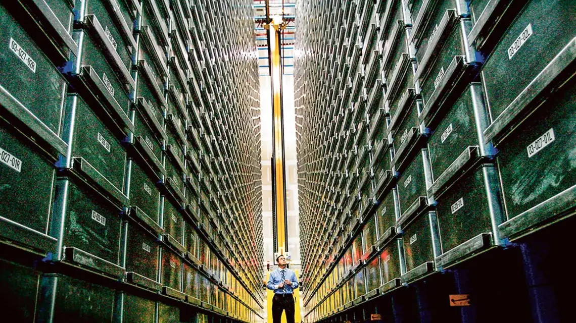 Archiwa amerykańskiego wywiadu lotniczego zawierające miliony fotografii czekających na digitalizację. Moreno Valley, Kalifornia, 2014. / ZUMA PRESS / FORUM