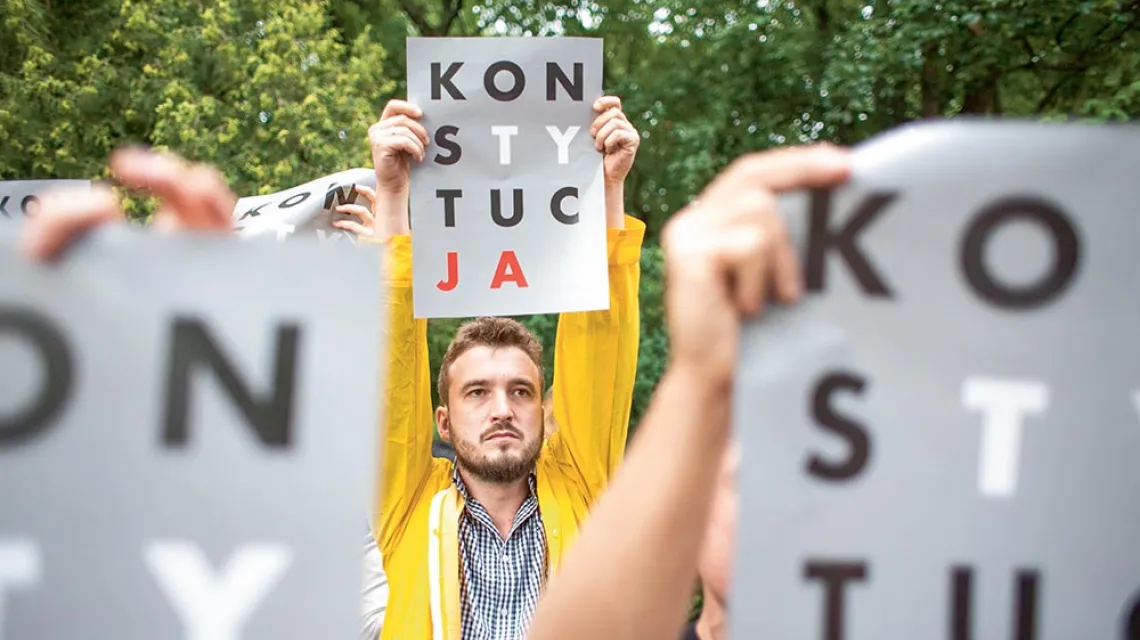 Protest pod Senatem przeciwko zmianom w Krajowej Radzie Sądownictwa, lipiec 2017 r. / MACIEJ ŁUCZNIEWSKI / REPORTER