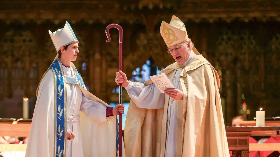 Wprowadzenie na urząd biskupki Libby Lane przez biskupa Petera Forstera.  Katedra w Chester, marzec 2015 r. / LYNNE CAMERON / PA / EAST NEWS