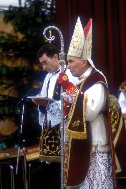 Abp Marcel Lefebvre (1905-1991) wyświęca mimo zakazu czterech biskupów. Jan Paweł II orzeknie ekskomunikę jego oraz czterech biskupów, z których 21 stycznia 2009 zdejmie ją Benedykt XVI. Econe, 30 czerwca 1988 r. /fot. KNA-Bild / 