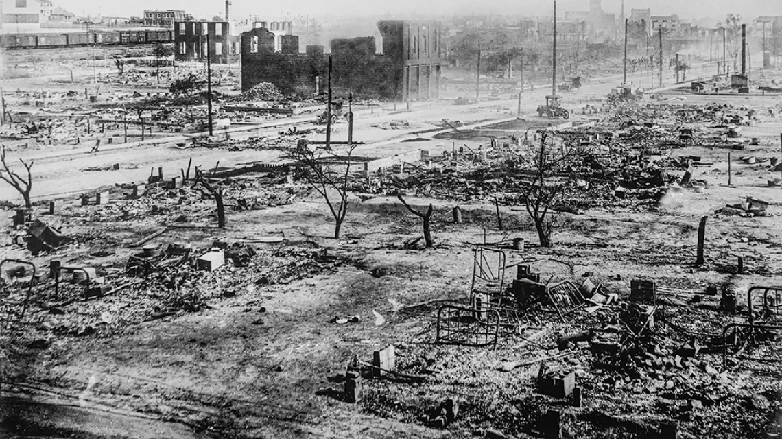 Sto lat temu biali Amerykanie dokonali największego w historii USA pogromu czarnoskórych rodaków, zabijając w Tulsie (Oklahoma) ok. 300 osób. Na zdjęciu: ruiny zamieszkanej głównie przez czarnoskórych dzielnicy Greenwood. / EVERETT / FORUM