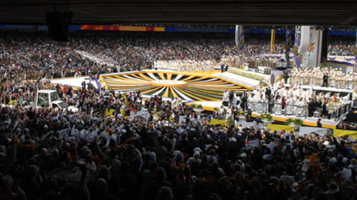 Benedykt XVI na Stadionie Yankee, gdzie odprawił Mszę świętą, 20 kwietnia 2008 r. /fot. KNA-Bild / 