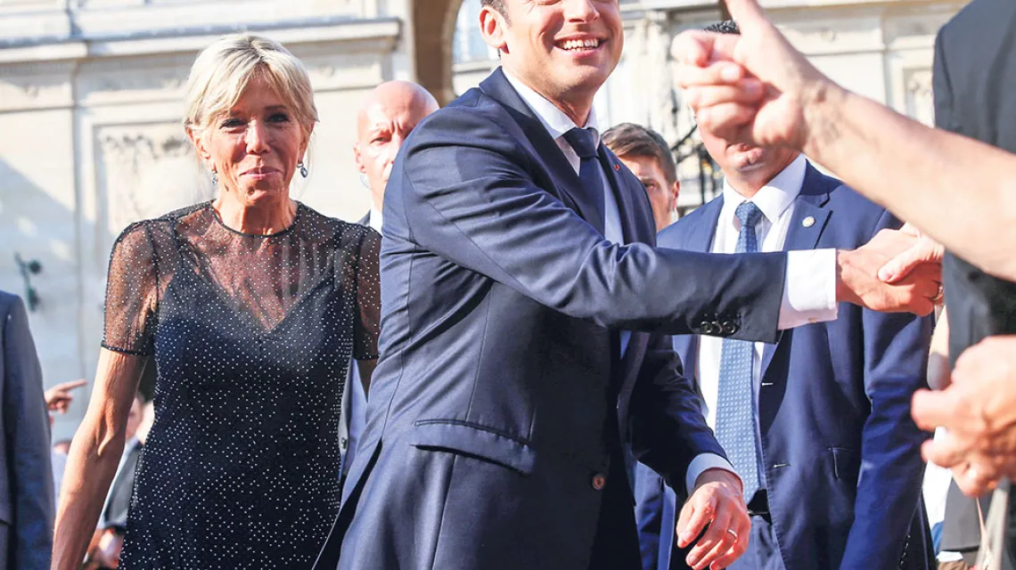 Prezydent Macron z żoną Brigitte przed Pałacem Elizejskim, Paryż, 21 czerwca 2017 r. / Geoffroy Van Der Hasselt / REUTERS / FORUM