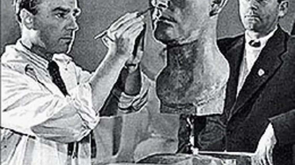 Arno Breker w pracowni; po prawej Albert Speer / 