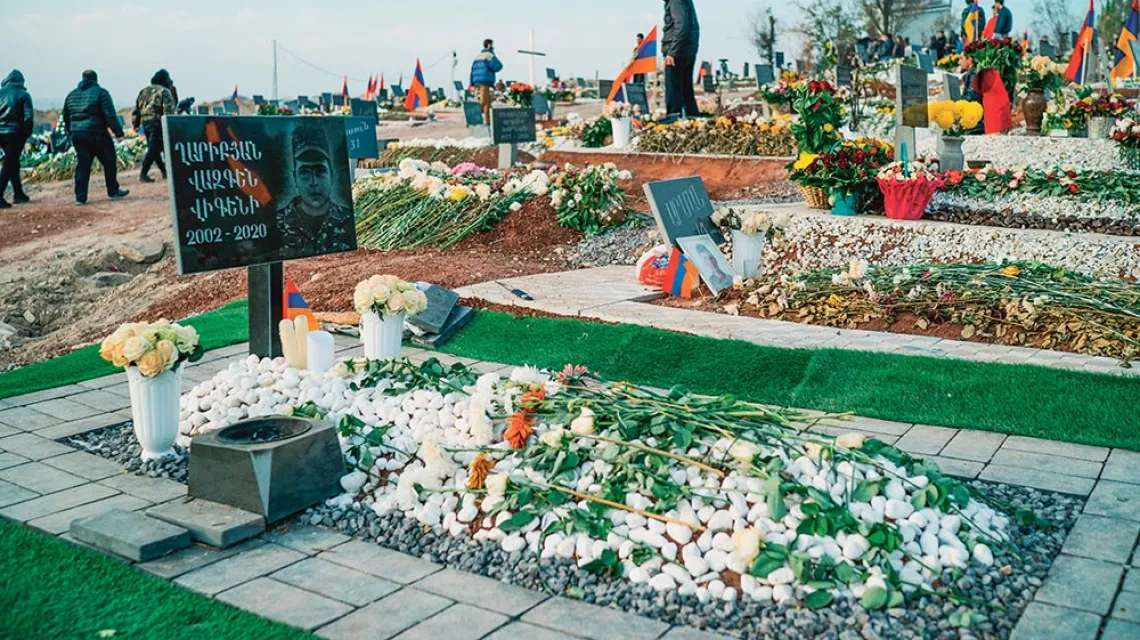 Po przegranej wojnie cmentarz wojskowy w Erywaniu, stolicy Armenii, zapełnił się nowymi grobami. 26 listopada 2020 r. /  / PAWEŁ PIENIĄŻEK
