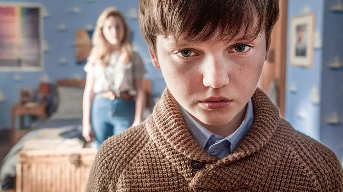 Victoria Perdetti jako Dani i Benjamin Evan Ainsworth jako Miles w serialu „Nawiedzony dwór Bly” / EIKE SCHROTER / NETFLIX