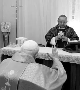 Jan Paweł II odprawia Mszę św. w klinice Gemelli wspólnie z abp. Stanisławem Dziwiszem / 