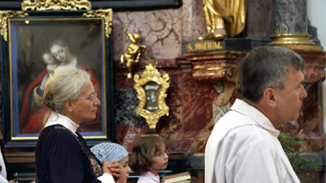 Ks. Jan Kofron z rodziną podczas swoich święceń kapłańskich, Praga, maj 2008 r. / 