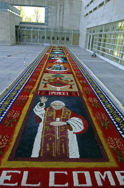 Centrum Kultury im. Jana Pawła II - organizacja imigrantów z Gwatemali przygotowała na powitanie Benedykta XVI ten 30-metrowy dywan /fot. KNA-Bild / 