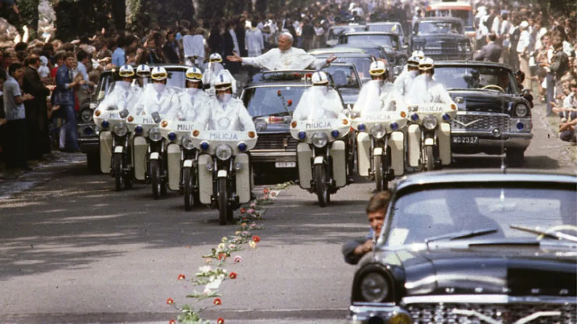 Jan Paweł II w drodze na Jasną Górę, Częstochowa, 6 czerwca 1979 r. /fot. Bettmann/Corbis / 