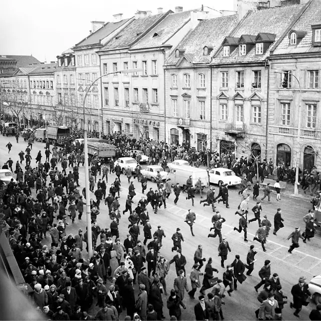 Koniec wiecu. Tłum ucieka Krakowskim Przedmieściem w kierunku Nowego Światu. Jeszcze po godzinie 15. zakrwawieni, pobici ludzie chronili się w kolejkach podmiejskich, odjeżdżających ze stacji Powiśle, pół kilometra od Uniwersytetu. Warszawa, 8 marca 1968 / 
