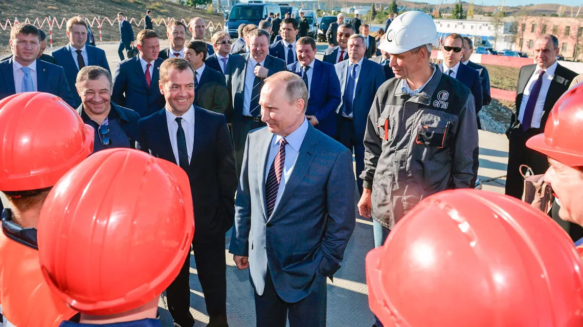 Prezydent Rosji Władimir Putin, premier Dmitrij Miedwiediew i Arkadij Rotenberg (po jego prawej) odwiedzają budowę mostu kerczeńskiego, łączącego Rosję z Krymem. Wrzesień 2016 r. / fot. Alexei Druzhinin / AP / East News / 