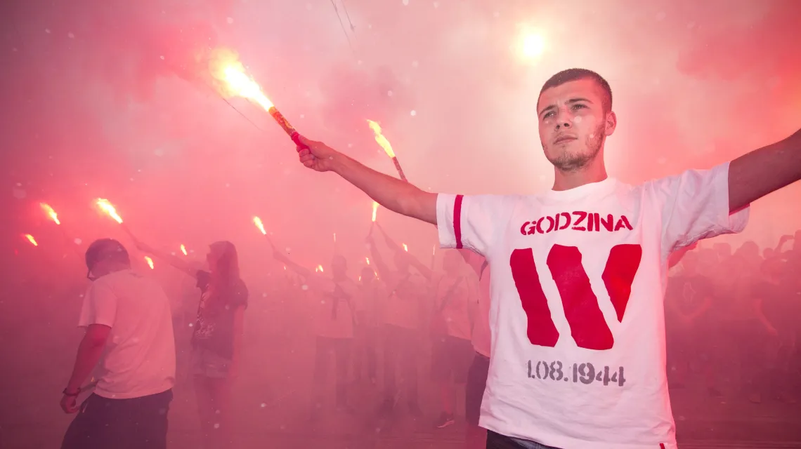 Godzina „W" oraz Marsz Powstania Warszawskiego. Warszawa, rondo Dmowskiego, 1 sierpnia 2015 r. / Fot. Maciej Luczniewski/REPORTER