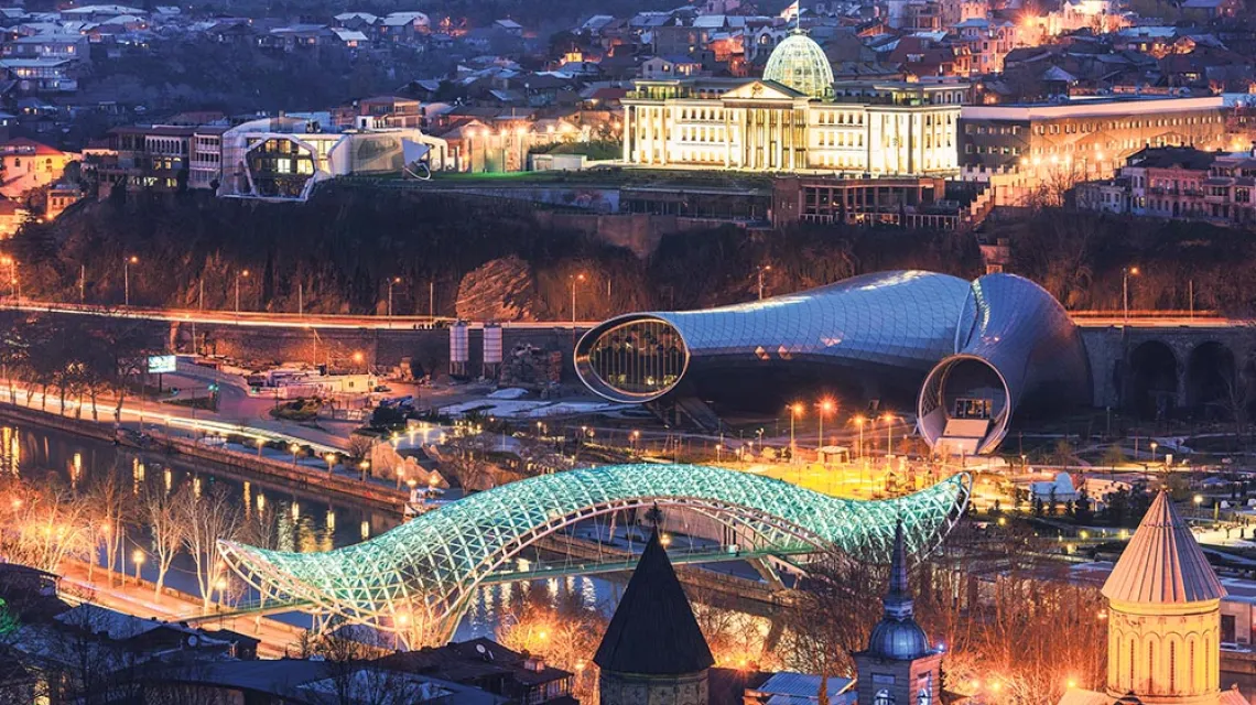 Widok na pałac prezydencki w Tbilisi, na pierwszym planie Most Pokoju, 2015 r. / CHRISTIAN KOBER / AFP/ EAST NEWS