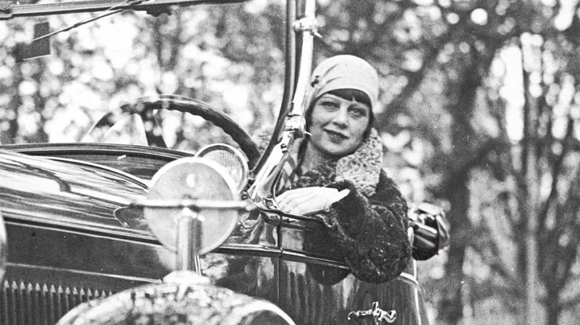 Zula Pogorzelska w swoim samochodzie, 1929 r.  / NARODOWE ARCHIWUM CYFROWE