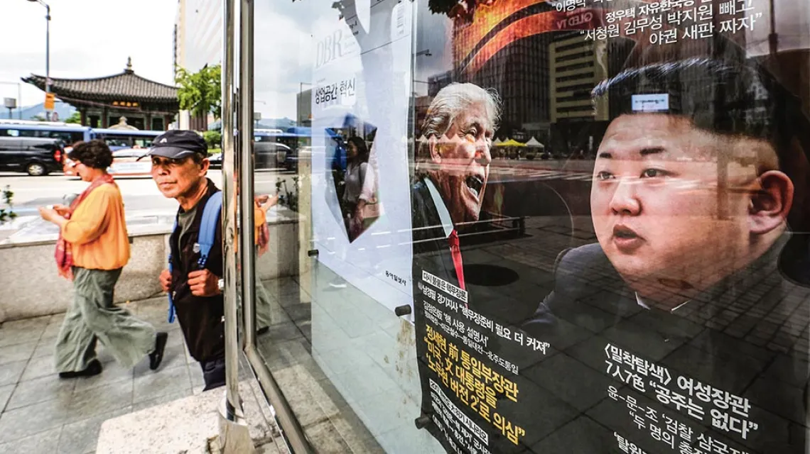Donald Trump i Kim Dzong Un nie schodzą  z plakatów. Tytuł na reklamie popularnego magazynu głosi: „Kryzys na Półwyspie Koreańskim”.  Seul, 11 września 2017 r. / AHN YOUNG-JOON / AP / EAST NEWS