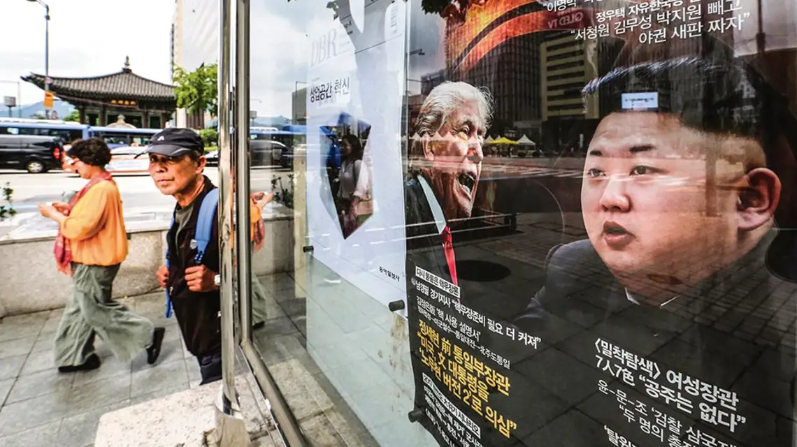 Donald Trump i Kim Dzong Un nie schodzą z plakatów. Tytuł na reklamie popularnego magazynu głosi: „Kryzys na Półwyspie Koreańskim”. Seul, 11 września 2017 r. / AHN YOUNG-JOON / AP / EAST NEWS