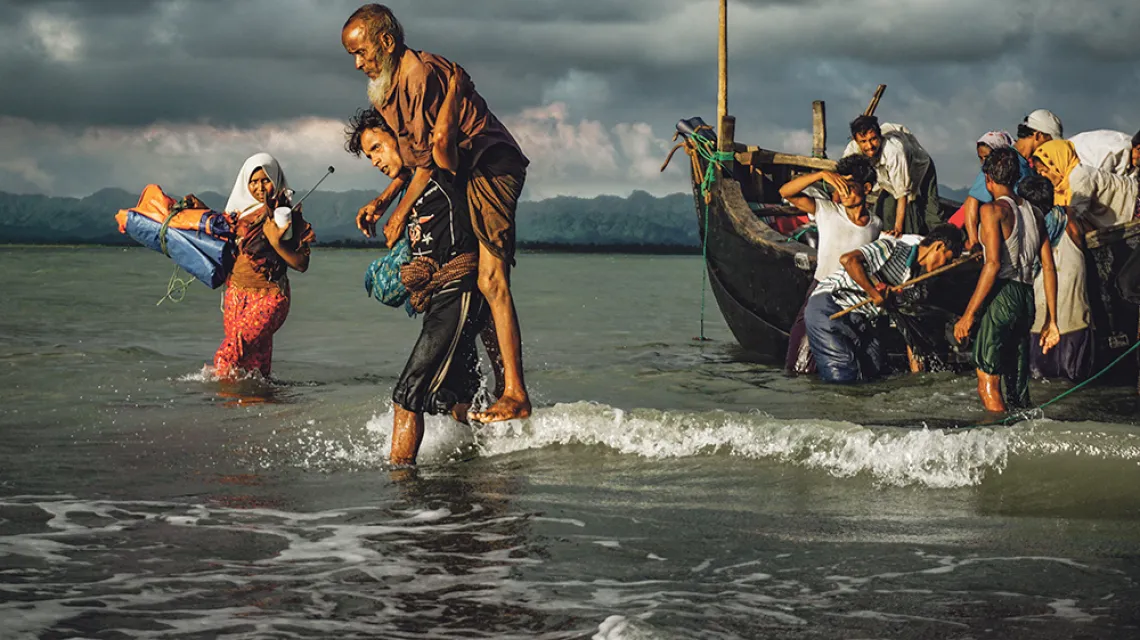Uchodźcy z Birmy na bangladeskim brzegu, po przeprawie przez graniczną rzekę Naf. 13 września 2017 r. / MASFIQUR SOHAN / NURPHOTO / GETTY IMAGES