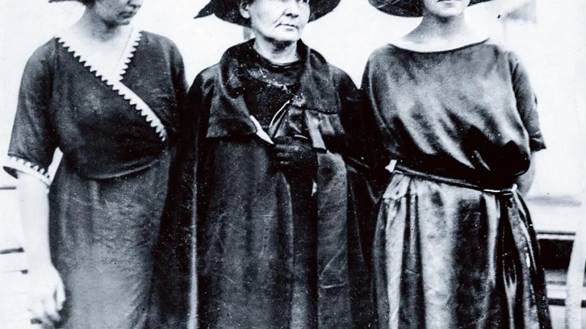 Maria Skłodowska-Curie z córkami: Ireną i Ewą (1921) / Wikipedia Commons / Domena publiczna