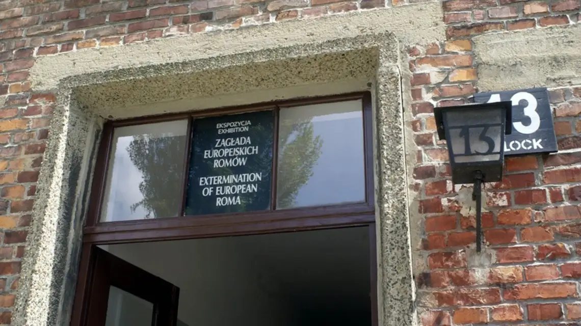 KL Auschwitz, wejście do bloku 13, tabliczka z napisem "Ekspozycja: zagłada europejskich Romów"