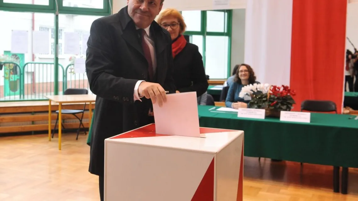 Janusz Piechociński głosuje w Wyborach Samorządowych 2014 za pomocą książeczki wyborczej, 16 listopada 2014 r. / Fot. Mateusz Jagielski, East News